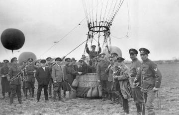 Freiballonwettfahrt in Münster, undatiert, 1942?: Startvorbereitungen auf dem Flugplatz Loddenheide