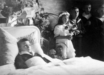 Bischof Clemens August von Galen besucht Raesfeld: Junge im Krankenbett erwartet den Bischof
