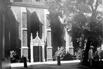 St. Martin-Kirche, Gebäudepartie mit Portal