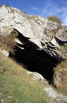 Der Hohle Stein bei Kallenhardt, Haupteingang zur Höhle im Grauwacke-Gestein