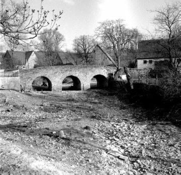 Brücke über das Trockenbett des Sauerbaches (Bachschwinde) in Grundsteinheim