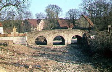 Brücke über das Trockenbett des Sauerbaches (Bachschwinde) in Grundsteinheim