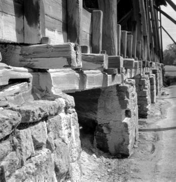 Saline Gottesgabe, 1964: Gradierwerk (Unterbau), Überbleibsel der ab 1890 errichteten und 1974 aufgegebenen Kuranlagen, heute als Freiluftinhalatorium Bestandteil eines Freizeitparkes