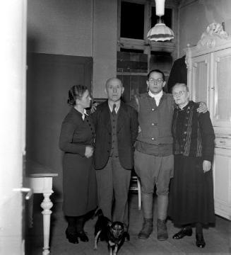 Kaplan Onkels mit seinen Eltern und seiner Schwester