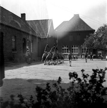 Übung einer Jungvolk-Einheit der Dortmunder Hitler-Jugend auf dem Schulhof der Mädchenschule