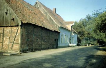 Gasthaus mit angebauter Fachwerkstallung in Clemenshafen