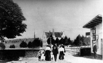 Alte Postkartenansicht: Spaziergänger auf der Lippe-Brücke" mit Blick auf das Wärterhaus am "Lippe-Thal"
