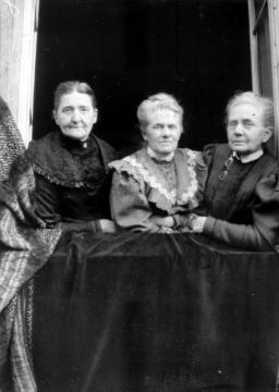 Drei alte Damen aus der Familie des Max Geisberg, Kunsthistoriker und späterer Direktor des Westfälischen Landesmuseums in Münster (1911-1934 und 1940-1942)