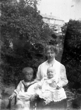 Dame mit zwei Kindern aus der Familie des Max Geisberg, Kunsthistoriker und Direktor des Westfälischen Landesmuseums in Münster (1911-1934 und 1940-1942)