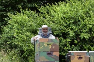 Frank Jäschke, Ortsvorsteher von Welver-Borgeln und Hobby-Imker, bei der Prüfung seiner Bienenstöcke am Dorfrand von Borgeln. Juni 2016.