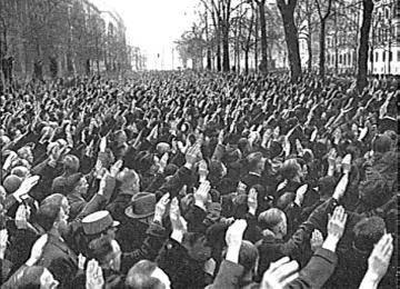 Berlin 1933, Volkstrauertag: Menschenmenge mit "deutschem Gruß" vor dem preußischen Innenministerium beim Hissen der Hakenkreuzfahne und der Fahne des deutschen Kaiserreiches (Schwarz-Weiß-Rot)