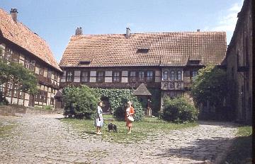 Burg Blomberg: Innenhof mit Blick zum Ostflügel