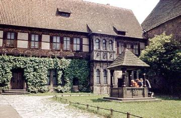 Burg Blomberg: Ostflügel mit Auslucht und Zierbrunnen im Innenhof