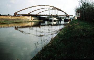 Bau der Autobahn A1: Einschwämmen der Autobahnbrücke über den Dortmund-Ems-Kanal (Einweihung der Trasse A1 im Jahre 1968)