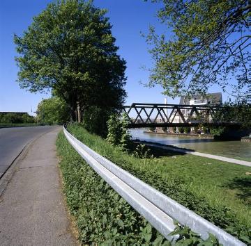 Dortmund-Ems-Kanal, Ostufer: August Schepers-Straße und Brücke Schillerstraße von Norden