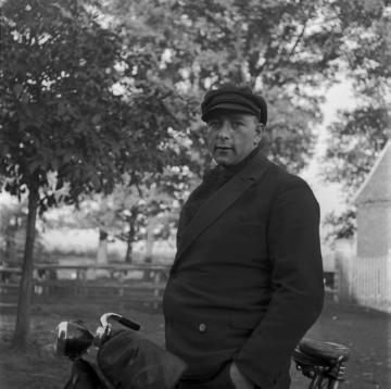 Fahrradfahrer Josef Kremer auf dem Hof Böckenhoff