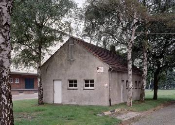 Toilettenhäuschen auf dem Gelände der ehemaligen Winterbourne-Kaserne (1945-1994), Ansicht vor dem Umbau des Geländes  zum Dienstleistungszentrum "Speicherstadt Münster"