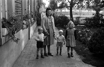 Familie Gerhard Marpert, Frau mit Kindern
