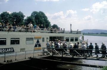 Passagiereinschiffung auf einem Ausflugsdampfer an der Weser