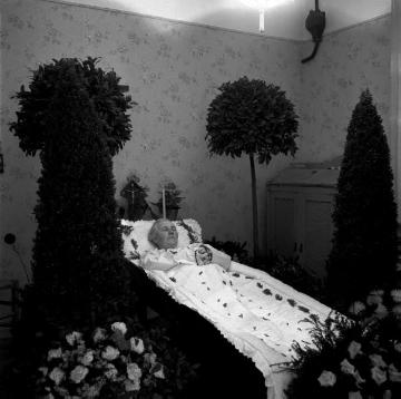 Frau auf dem Totenbett