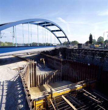 Dortmund-Ems-Kanal, Schleuse Münster: Eisenbahnbrücke mit Baustelle des neuen Schleusenbeckens
