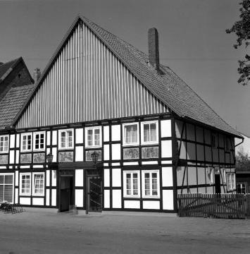 Nieheim-Sommersell, 1976 - Ort ohne  Straßennamen: Haus Sommersell 38 mit holzverkleidetem Giebel und - in die straßenseitige Schwelle geschnitzt - den Jahresangaben 1690 (Ursprungsbau?), 1756, 1821 und 1854.
