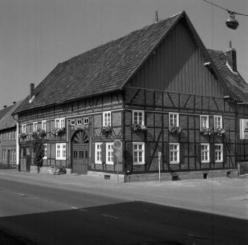 Marienmünster-Bredenborn, 1976: Wohngebäude Höxter Straße 9, Backstein-Fachwerk, 1798