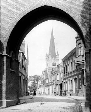 Altstadt mit Lüdinghauser Tor und kath. Pfarrkirche St. Viktor, um 1930?