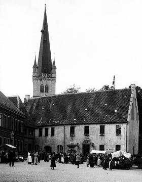 Reges Markttreiben am Rathaus, im Hintergurnd der Turm der St. Viktor-Kirche, um 1900?