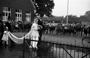 Hochzeit Maria Winkel und Dr. Stenert, Borkener Straße, Zug der Hochzeitsgesellschaft durch das Dorf