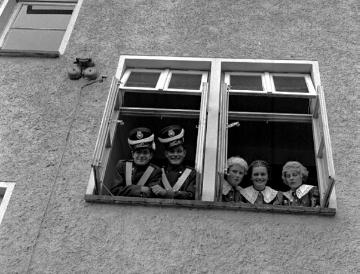 1000-Jahr-Feier in Wiedenbrück: Kinder in historischen Kostümen schauen dem Festzug aus dem Fenster zu