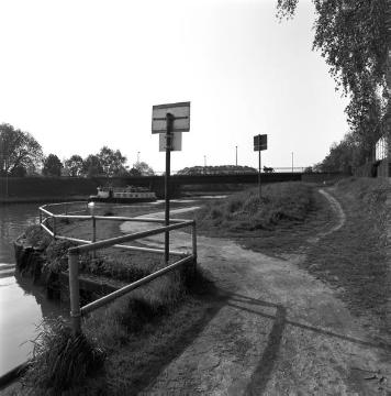 Dortmund-Ems-Kanal: Westlicher Uferweg mit Brücke Warendorfer Straße, Blick von Nordwesten
