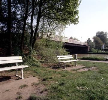 Am Dortmund-Ems-Kanal: Parkbänke an der Brücke Warendorfer Straße, Westufer