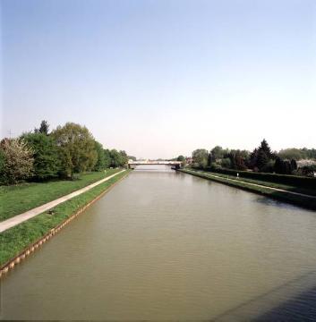 Dortmund-Ems-Kanal: Blick von der Brücke Prozessionsweg zur Brücke Warendorfer Straße und zur Kleingartenkolonie am Ostufer