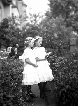 Familie Linneherr: Zwei Mädchen im Kommunionskleid, Bruchhausen, 1921