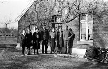 Mitglieder der Familie Alois Klein-Vorholt mit einem Soldat der Waffen-SS vor ihrem Haus. Der Soldat war als Angehöriger einer aus Österreich stammenden SS-Einheit bei der Familie einquartiert.