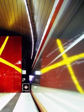 U-Bahnstation Lohring, eröffnet 2006: Lichtinstallation "Rote Wand" von Eva-Maria Joeressen (symbolisiert oberirdische Kreuzungen), gespiegelt im einfahrenden Zug