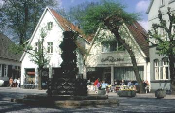 Marktplatz mit Zierbrunnen und Blick auf Café Rabbel