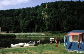 Campingplatz am Weserufer südlich der Stadt