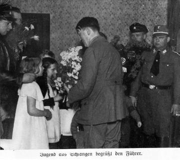 Nationalsozialismus: Adolf Hitler begrüßt Kinder bei einer Kundgebung im lippischen Wahlkampf 1933