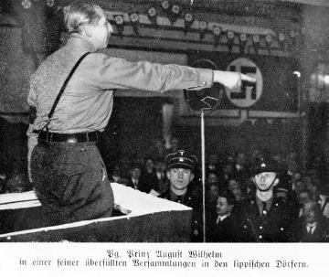 SA-Führer Prinz August Wilhelm (4. Sohn Kaiser Wilhelms II) in einer Wahlkampfveranstaltung der Nationalsozialistischen Deutschen Arbeiterpartei NSDAP im lippischen Wahlkampf 1933