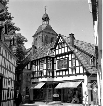 Altstadtviertel mit Blick auf den Kirchturm der ev. Stadtkirche, ehem. St. Georg-Kirche