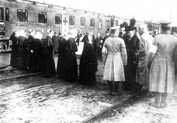 Erster Weltkrieg: Kaiserin Auguste Viktoria begrüßt die Besatzung und das Schwesternpersonal eines Lazarettzuges [Berlin?]