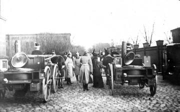 Erster Weltkrieg: Kaiserin Auguste Victoria bei der Besichtigung von Feldküchen für die Ostfront [Berlin?]