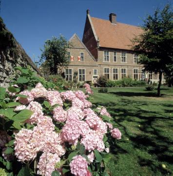 Der Münsterhof mit blühendem Garten - ehem. Burgmannshof zur Sicherung des Osttores des mittelalterlichen Stadtwalls