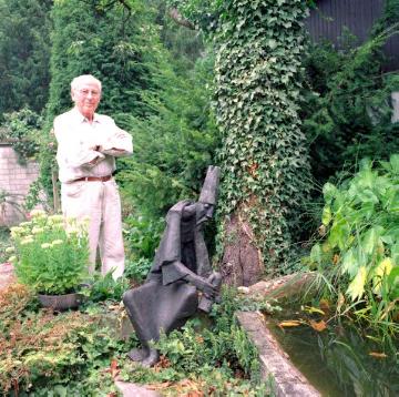 In seinem "Gartenelement": Wilhelm Reiberg, tätig für die Stadt Ahlen 1949-1980 zunächst als Stadtgärtner, später als Leiter des Amtes für Grünanlagen und als Landschaftspfleger