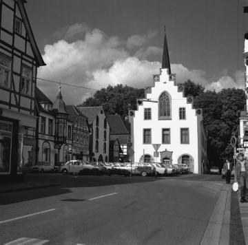 Stadtzentrum mit Ostheimer Straße und gotischem Rathaus