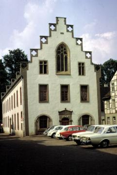 Gotisches Rathaus (erbaut um 1500) mit Maßwerk-Bogenfenster, freigelegt während einer Renovierung 1964/65