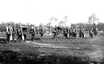 Kriegsschauplatz Ostpreußen/Masuren 1915: Maschinengewehrabteilung der deutschen Armee bei Lyck (polnisch Elk), Masurische Seenplatte