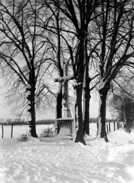 Winterlicher Prozessionsweg von Münster nach Telgte - Kreuzwegstation mit Kruzifix Höhe Pleistermühle. Undatiert, 1950er Jahre?